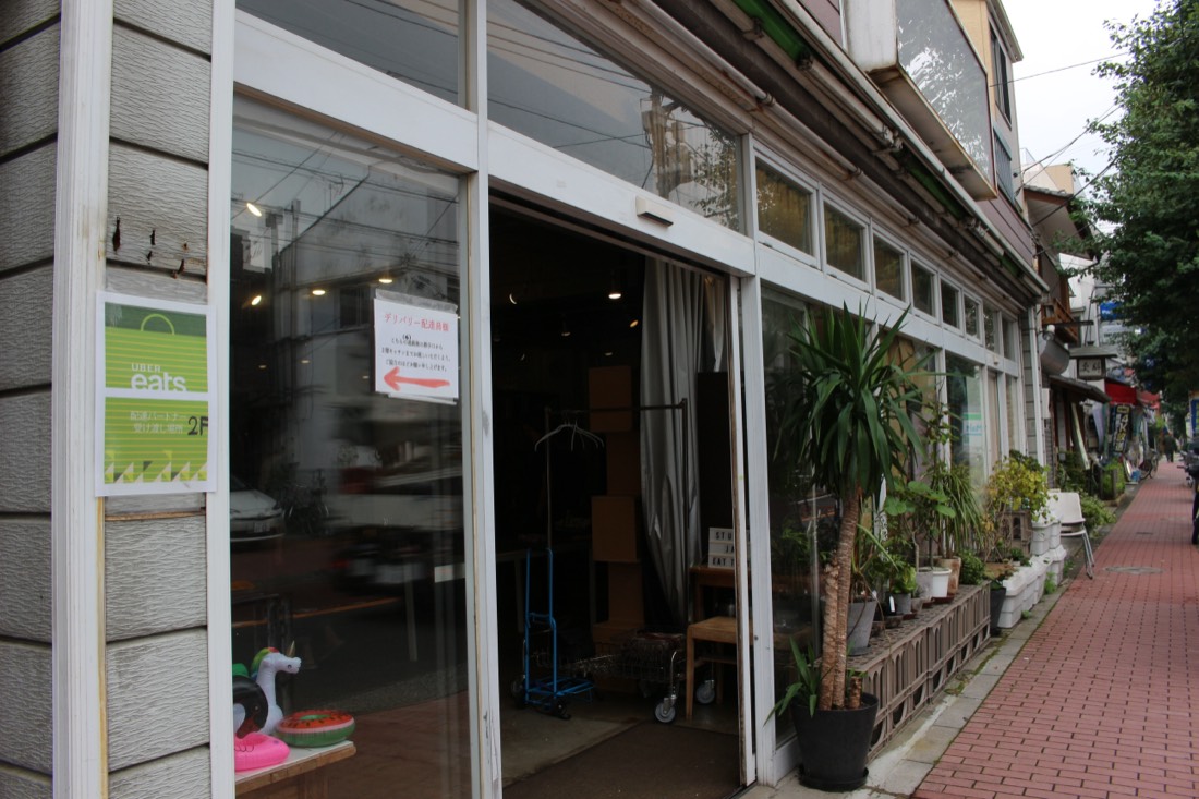 会場の外観。1階の入口