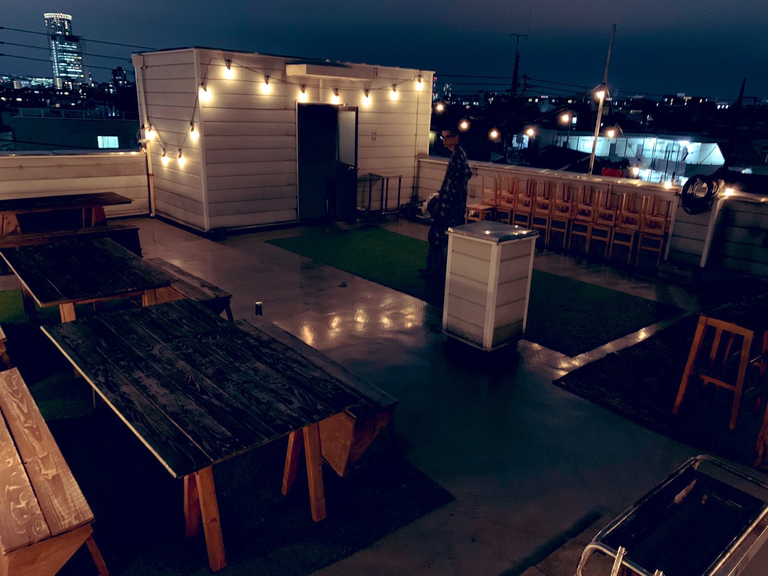 屋上テラス(3階)。夜のイルミネーションと長テーブル、奥に夜景